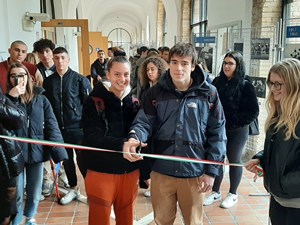 Gli studenti tagliano il nastro per la inaugurazione della mostra