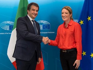 Raffaele Fitto e Roberta Metsola